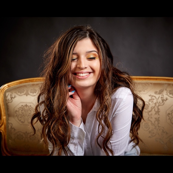 Meet your Posher, Selena - Picture 4 of 4